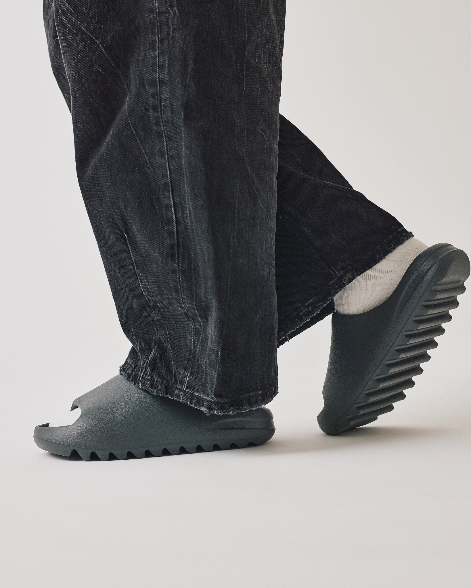 靴 adidas YEEZY SLIDE Slate Grey 29.5 adidas Yeezy Slide Slate Grey – YankeeKicks Online